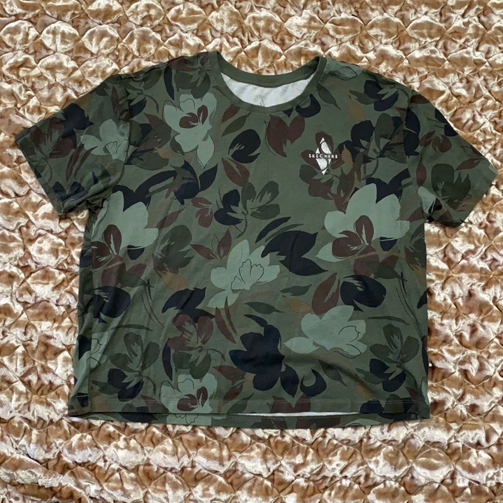 💚Green Camo flower Skechers short sleeve top 💚